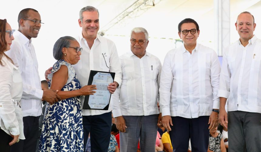 Presidente Abinader entrega 537 títulos de propiedad en Santiago