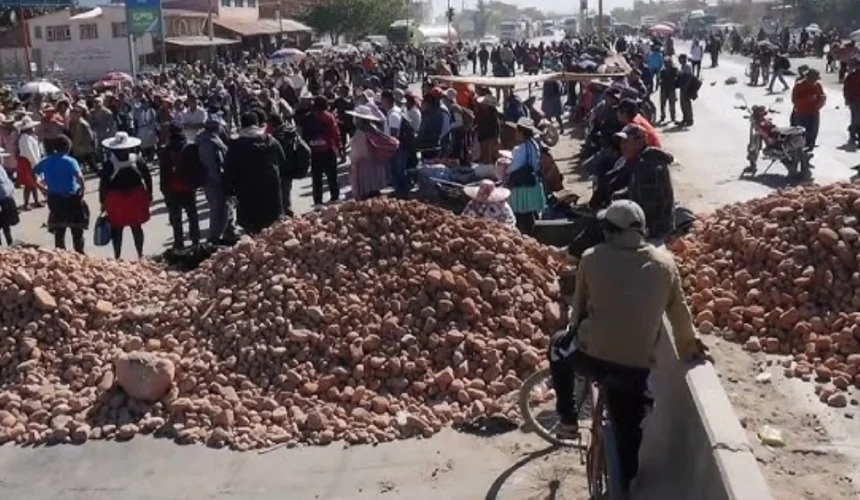 Seguidores de Evo Morales inician un bloqueo de carreteras en el centro de Bolivia