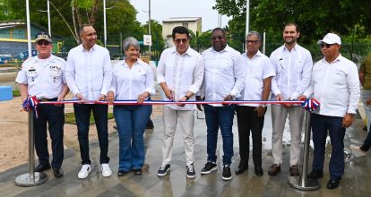 Ministro Collado entrega remozada Plaza Marcelino Marte (Canito), en Guayacanes