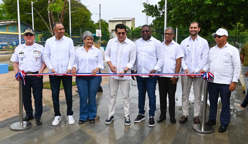 Ministro Collado entrega remozada Plaza Marcelino Marte (Canito), en Guayacanes