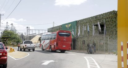 Arrestan a Chofer y cobrador de autobús transportando por segunda vez haitianos indocumentados en Azua