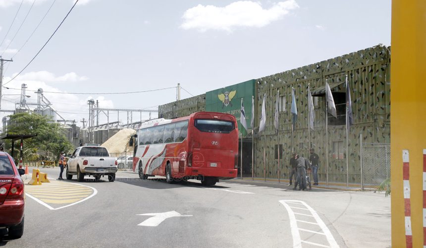 Arrestan a Chofer y cobrador de autobús transportando por segunda vez haitianos indocumentados en Azua