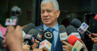 Ricardo de los Santos deposita resolución que llama al diálogo en conflicto Irán–Israel