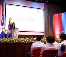”Cuando una mujer da un paso al frente, toda la nación avanza”, dice Raquel Peña en conferencia sobre liderazgo