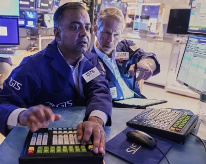 Acciones de Wall Street suben y el petróleo baja, ante posibles represalias de Irán