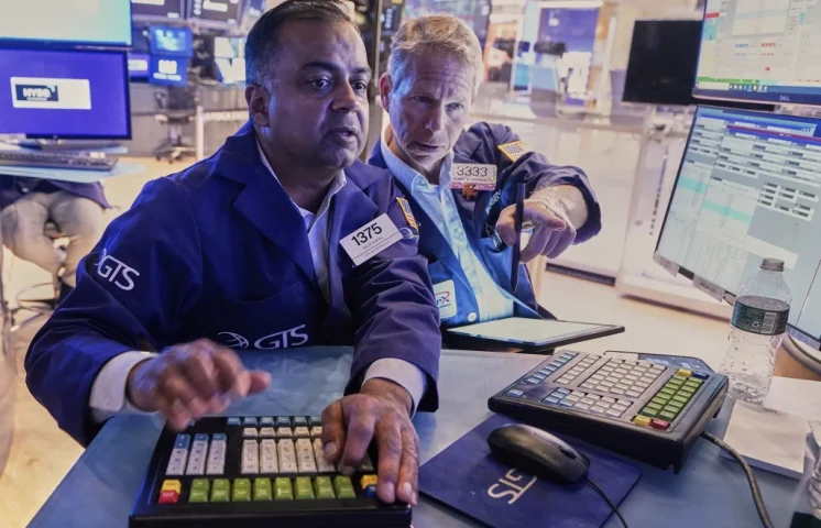 Acciones de Wall Street suben y el petróleo baja, ante posibles represalias de Irán