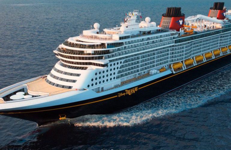 Padre salta al mar desde crucero de Disney para salvar a su hija de 5 años