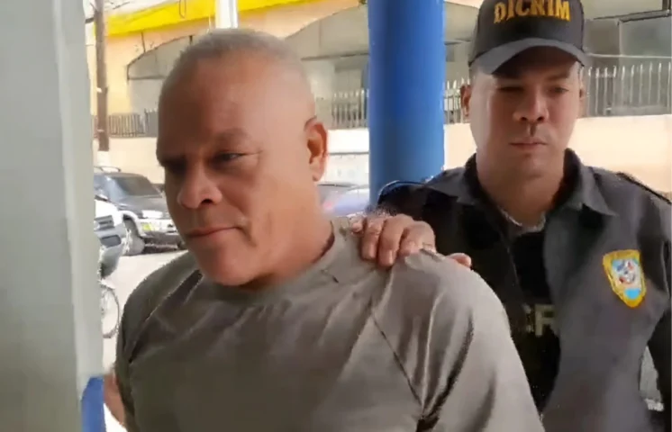 Capturan a exdirector distrital de Joba Arriba tras hallazgo de supuesta armas en su vivienda