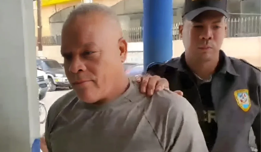 Capturan a exdirector distrital de Joba Arriba tras hallazgo de supuesta armas en su vivienda
