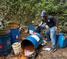 Desmantelan laboratorios clandestinos de bebidas alcohólicas adulteradas en Monte Plata