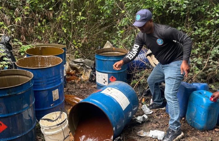 Desmantelan laboratorios clandestinos de bebidas alcohólicas adulteradas en Monte Plata