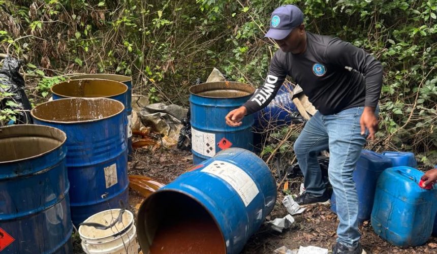 Desmantelan laboratorios clandestinos de bebidas alcohólicas adulteradas en Monte Plata