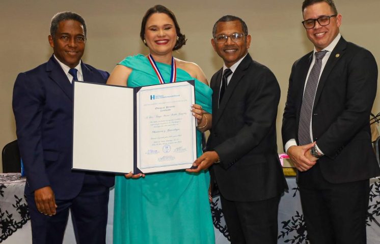 Hospital Materno Dra. Evangelina Rodríguez gradúa 21 especialistas materno-infantil