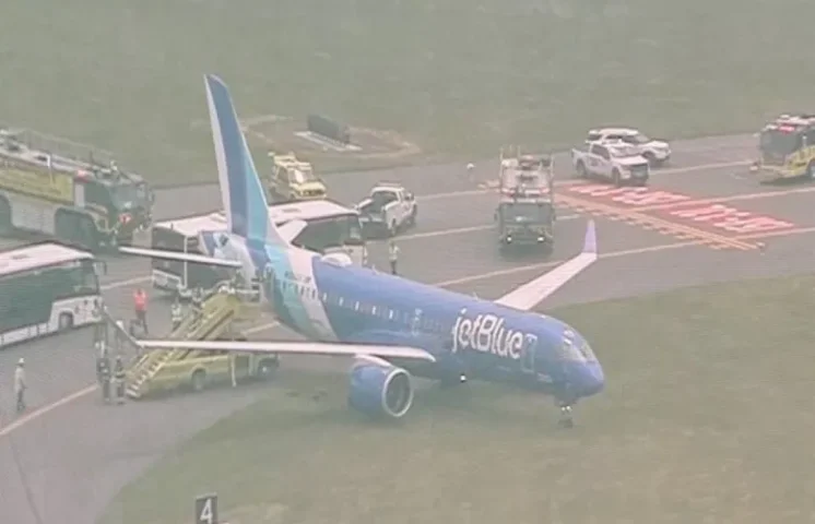 Un avión de JetBlue sale de la pista tras aterrizar en Boston