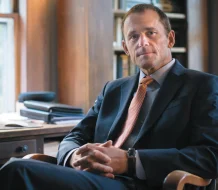 Renuncia rector de Universidad de Virginia por presiones de la Administración Trump