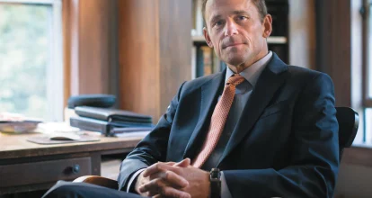Renuncia rector de Universidad de Virginia por presiones de la Administración Trump