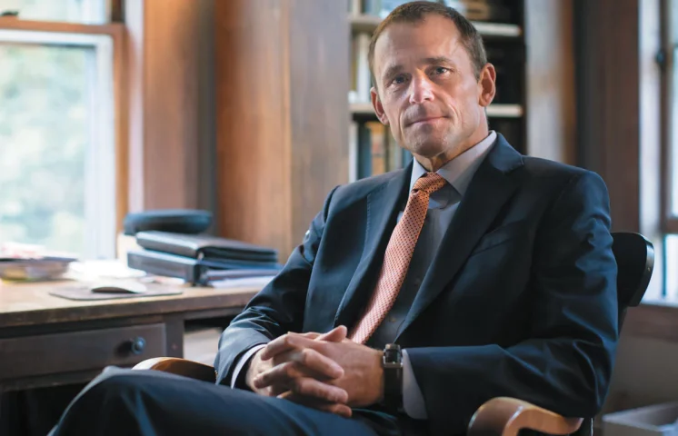 Renuncia rector de Universidad de Virginia por presiones de la Administración Trump