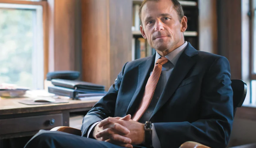 Renuncia rector de Universidad de Virginia por presiones de la Administración Trump