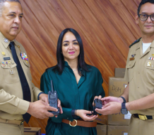 El MIP entrega a la DGM 200 radios y 200 “Bodycams” para fortalecer operaciones migratorias.