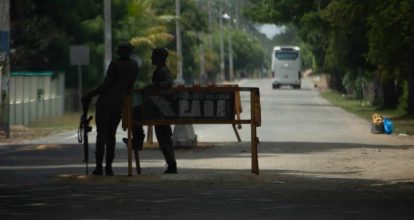 Haitianos tiran piedras a puesto de chequeo en Dajabón; hay un soldado herido
