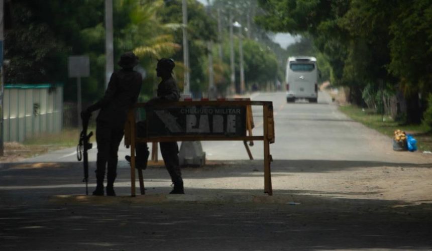 Haitianos tiran piedras a puesto de chequeo en Dajabón; hay un soldado herido