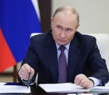 El padre de Elon Musk quiere aprender de Putin cómo ser un buen líder