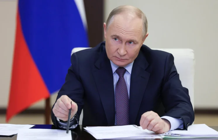 El padre de Elon Musk quiere aprender de Putin cómo ser un buen líder