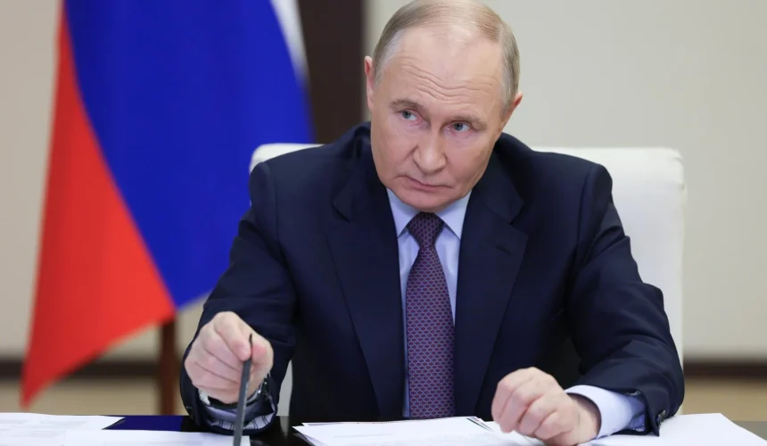 El padre de Elon Musk quiere aprender de Putin cómo ser un buen líder