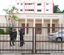 Imponen dos meses de prisión preventiva para menores acusados de violar a estudiante en Santiago