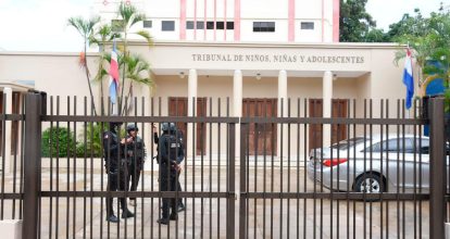 Imponen dos meses de prisión preventiva para menores acusados de violar a estudiante en Santiago