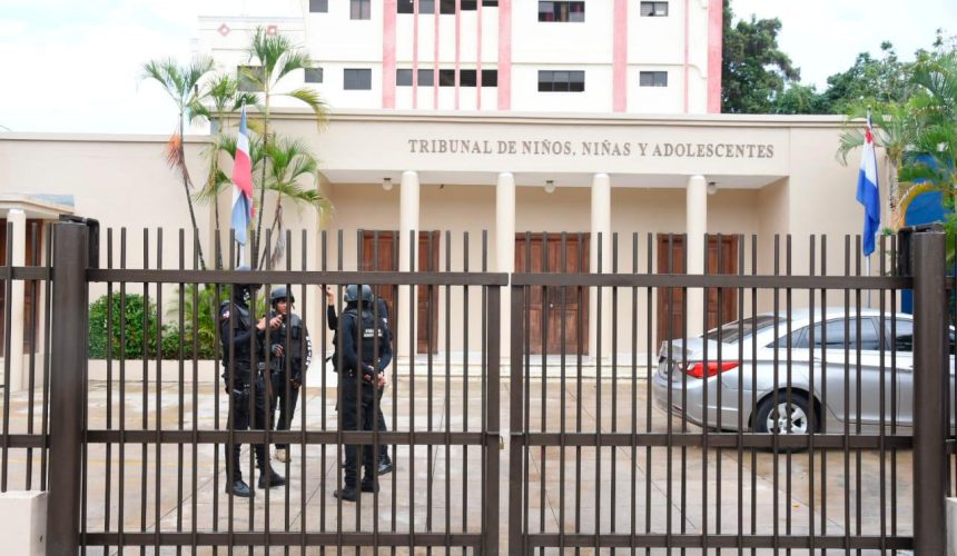 Imponen dos meses de prisión preventiva para menores acusados de violar a estudiante en Santiago