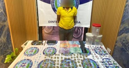 Incautan presuntas drogas, arma ilegal y dinero en efectivo durante allanamiento en La Vega