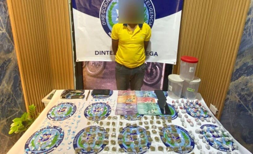 Incautan presuntas drogas, arma ilegal y dinero en efectivo durante allanamiento en La Vega