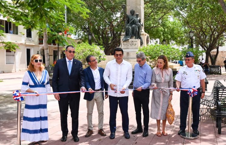 David Collado reinaugura el parque Duarte y deja abierta la icónica calle Las Mercedes en Ciudad Colonial