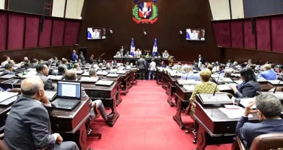 Proyecto para reducir pasantía médica a seis meses avanza al Senado con aval de Diputados