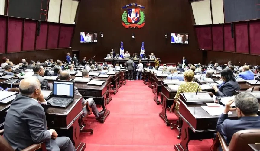 Proyecto para reducir pasantía médica a seis meses avanza al Senado con aval de Diputados