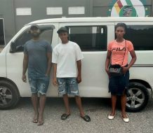 Apresan dos dominicanos por transportar haitiana indocumentada en Azua