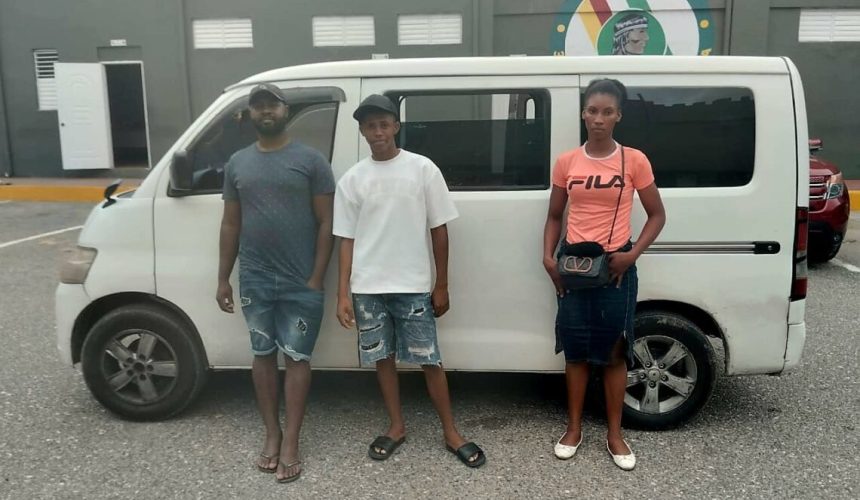 Apresan dos dominicanos por transportar haitiana indocumentada en Azua