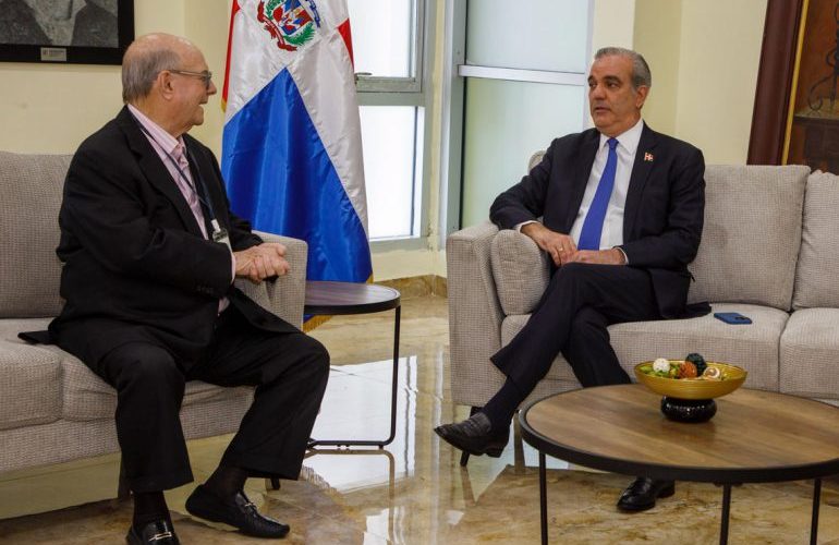 Abinader se reunirá este viernes con Hipólito Mejía para abordar crisis haitiana