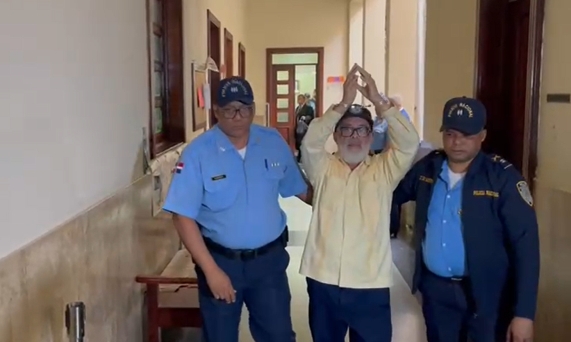 Ángel Martínez queda detenido por caso de difamación a Faride Raful