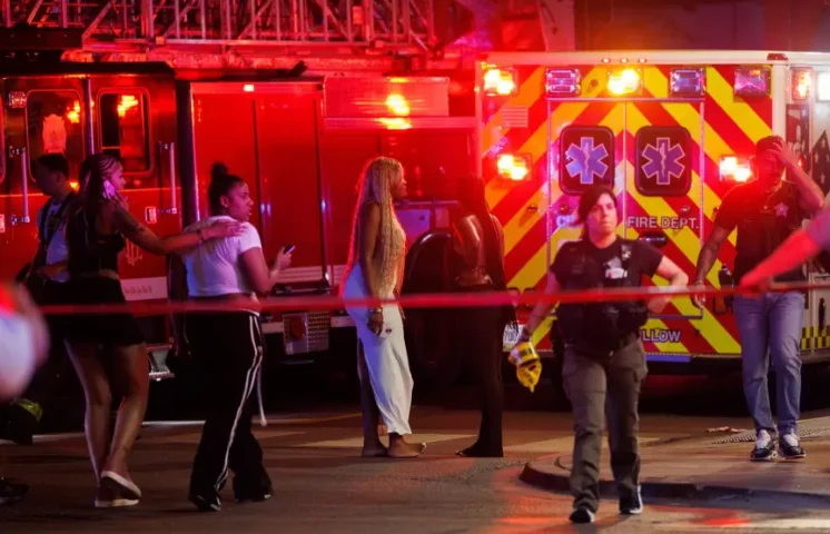 Cuatro muertos y 14 heridos tras tiroteo desde un vehículo en marcha en Chicago