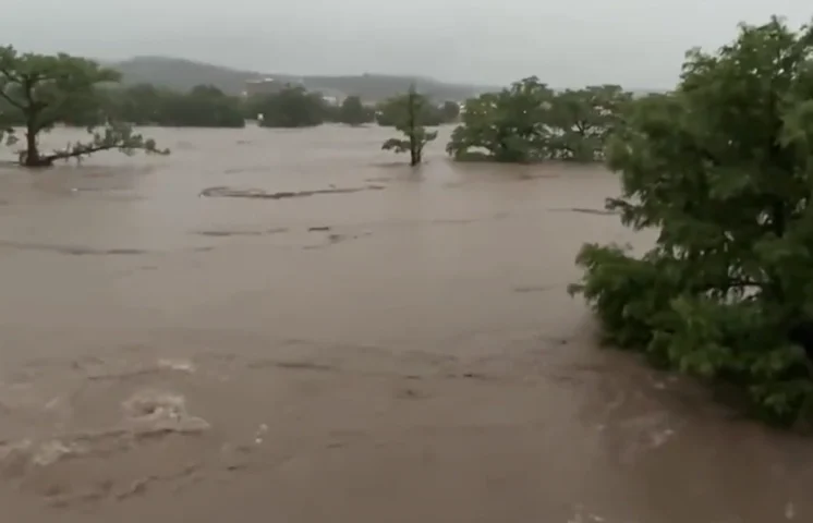 Inundaciones en Texas provocan evacuaciones