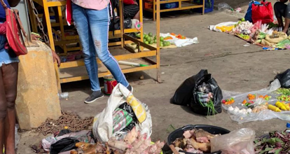 Denuncian venta de alimentos dañados por parte de Haitianos en Mercado Nuevo de Moca