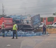 Accidente en las Américas paraliza el tráfico en dirección este