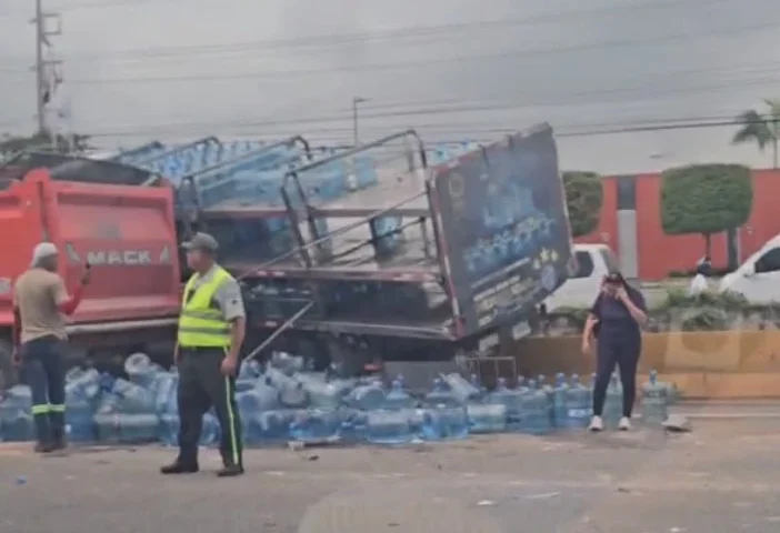 Accidente en las Américas paraliza el tráfico en dirección este