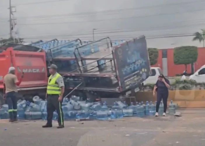 Accidente en las Américas paraliza el tráfico en dirección este