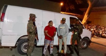 Detienen dominicano transportando haitianos indocumentados en Mao