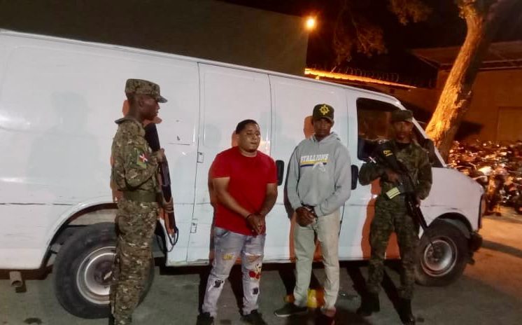 Detienen dominicano transportando haitianos indocumentados en Mao