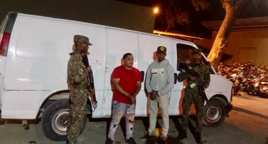 Detienen dominicano transportando haitianos indocumentados en Mao
