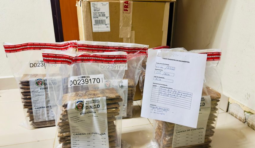Confiscan en el AILA 75 láminas de presunta cocaína camufladas en cajas de tabaco